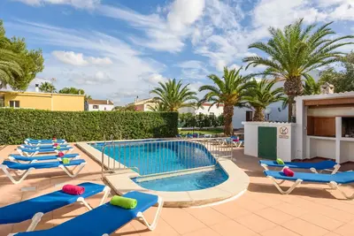 Image de Appartement en duplex avec piscine commune et barbecue.