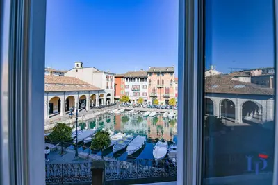 Image de Beau studio avec vue sur le vieux port de Desenzano dans le centre