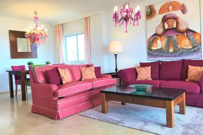 Image de appartement spacieux pouvant accueillir jusqu'à 5 personnes directement sur la plage avec vue panoramique