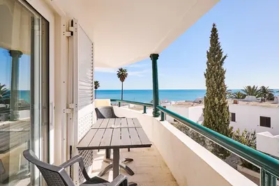Image de Appartement Tansy Directement Par La Mer Avec Une Vue Mer De RÊVE Et Piscine