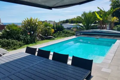 Image de Piscine chauffée vue sur l'océan plage à 5 minutes de marche maison 10 couchages