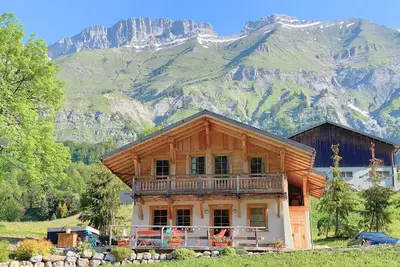 Image de Magnifique Chalet avec spa 3 chambres 6 Ă 8 personnes