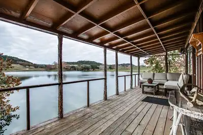 Image de Cabine privée au bord du lac sur 120 acres, à 4, 5 miles de Boerne