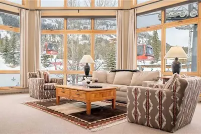 Image de Rmr: Condo 2 chambres: situé à la base de la télécabine, bain à remous privé + divertissement gratuit!
