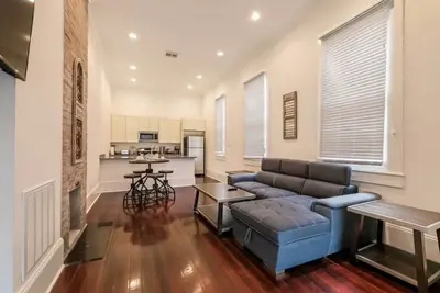 Image de 2br charmant sur Carondelet par Hosteeva
