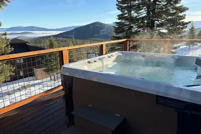 Image de Maison spacieuse à Tahoe Donner avec équipements de villégiature et golf, vues panoramiques