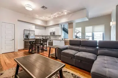 Image de Penthouse de luxe avec terrasse près du quartier français et de la rue Bourbon