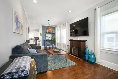 Image de Maison moderne à Strawberry Hill historique w / une vue du centre-ville Kc - Animaux acceptés