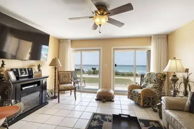 Image de 08- Évadez-vous sur la côte d'Émeraude dans ce magnifique condo situé sur la plage! Coral Reef Club