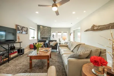 Image de Tout nouveau en 2018! Private Guest Apartment minutes to Usafa & Garden of the Gods!