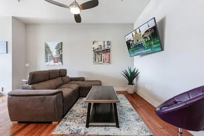 Image de Penthouse de luxe avec terrasse près du quartier français et de la rue Bourbon
