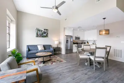 Image de Spacieux Condo 1bd moderne dans le bâtiment de Californie par Hosteeva