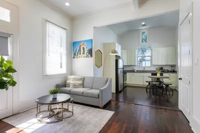 Image de Dashing 2br sur Carondelet par Hosteeva