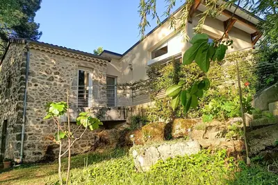 Image de Maison indépendante terrasse de 50m2 et petit jardin, dans un écrin de verdure