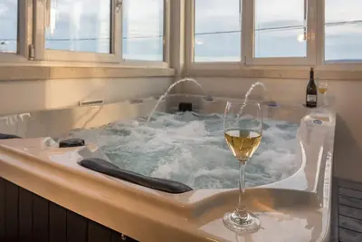 Villa Lux **** New avec jacuzzi, grande terrasse, vue mer, front de mer, près de Split 1