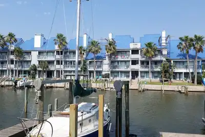 Image de Joliment rénové Waterfront spacieux 1/1 avec glissement de bateau près de Schlitterbahn