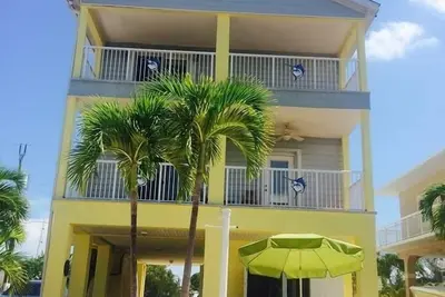 Image de Accueil de luxe au bord de l'eau avec quai privé, piscine et rampe