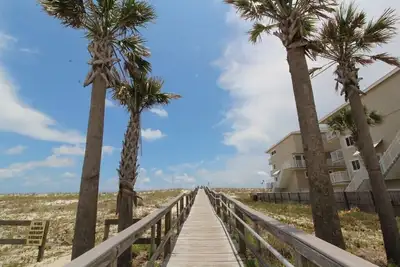 Image de Boardwalk F3- Unité côté baie avec piscine communautaire et accès à la plage privée!