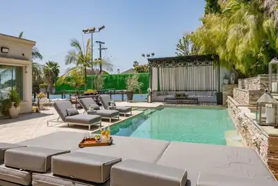 Image de Rêve de vacances en famille: Maison / court de tennis à accès privé Une promenade vers Rodeo Dr