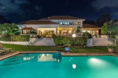 Image de Belle villa bien équipée avec un personnel excellent et une vue magnifique sur la mer