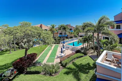 Image de Unité # 314 Vue sur la piscine et le jardin
