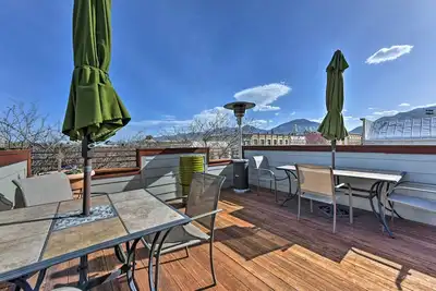 Image de 'The Loft on Center' Downtown Logan Apt. w / Deck!