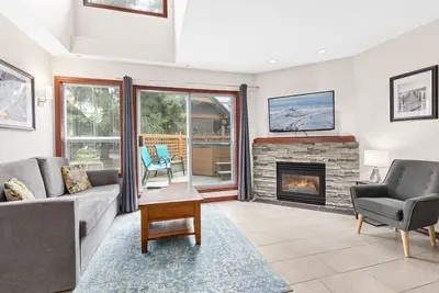 55 Glaciers Reach, cette maison 2br a un bain �� remous et une piscine à Whistler Village