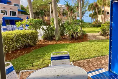 Image de 110 Sand Cay Beach Resort vue sur la piscine et le jardin