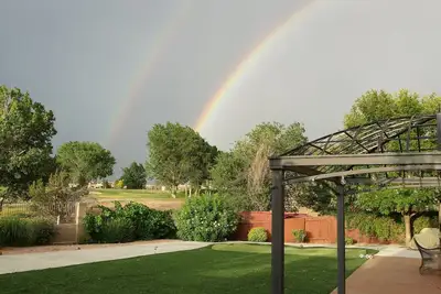 Image de Resort-Style Vivre sur Santa Fe Country Club! Grande maison entière - Lumière! brillant!