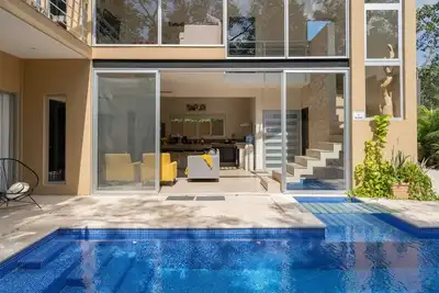 Image de Cuisinez à l'extérieur dans la cour luxuriante d'une maison de luxe à Tulum