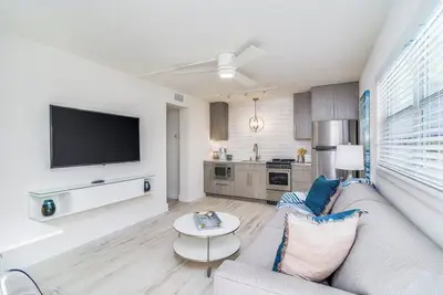 Image de Nouvelle liste! Coastal, Modern, Boutique Apartment w \/ amazing beach access!