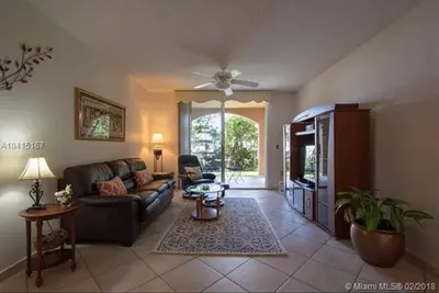 Image de Appartement Yacht Club à Aventura ~ Premier étage magnifiquement mis à jour au bord de la piscine