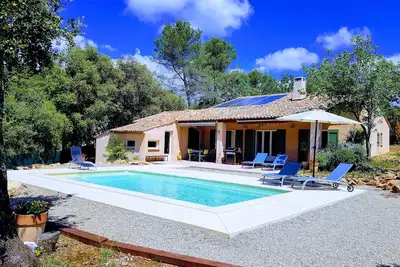 Image de Villa avec piscine et tennis privés sur 4600m2 de terrain clôturé.