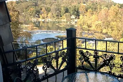 Image de Le charmant château français surplombe les magnifiques chutes de la rivière Spring