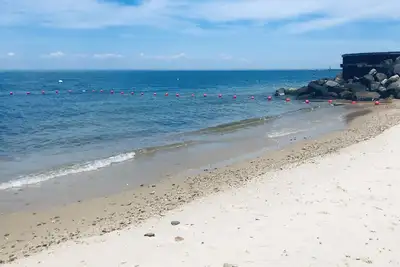 Image de Maison 4br récemment rénovée avec droits de plage privée