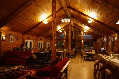 Image de Solar & Wind Powered Lodge sur 160 acres - Grande remise pour 2+ nuits