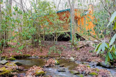 Image de Chalet en bois rond niché dans les montagnes et situé sur Collett Creek