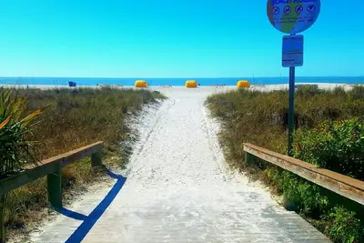 Image de Condo Direct Beach Front Sur Beau St. Pete Beach, Piscine, Volleyball!