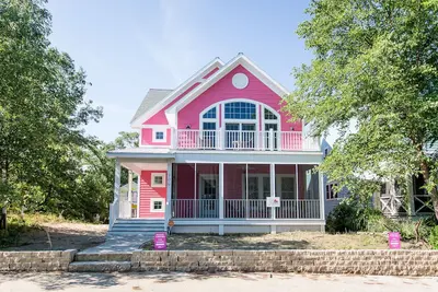 Image de Spa et voiturette de golf dans le quartier de Beachwalk! Nouvelle maison avec décor de plage