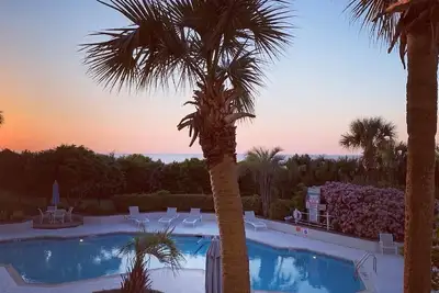 Image de Une vue imprenable sur la piscine et l'océan vous attend dans ce magnifique condo pratique.