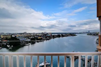 Image de Harborview Grande 800 Condo de luxe au 8ème étage avec vue imprenable sur le port