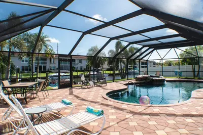 Image de Piscine, Spa, Canal, Dock, No Sec Dep, Yacht Club, Bateau disponible à la location.