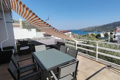 Image de Appartement de deux chambres avec la terrasse et la vue sur le mer Marina, Trogir (A-2036-a)