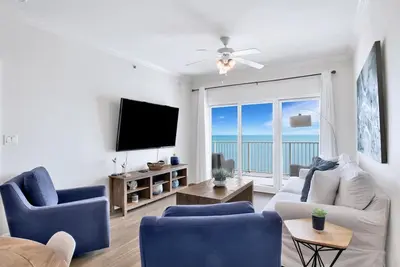 Image de Nouvelle location! Récemment mis à jour avec de nouveaux meubles! Confortable et élégant!