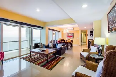 Image de Grand Condo, piscine chauffée, sauna, salle de massage