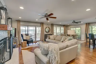 Image de Lac Tuscaloosa Designer Maison avec 4 grands lits! -Droit Sur 20 Min à Alimentation Ua!