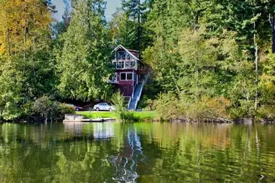 Image de 'Emerald Lake Chalet - Nous Avons Un Nouveau Bateau À PÉDALE Et 3 Nouveaux Kayaks!