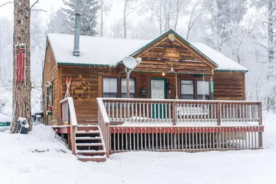 Image de Cabane confortable 2br entourée de pins, près de Terry Peak et Deadwood