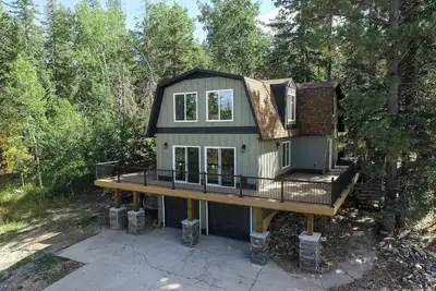 Image de Escapade confortable 4 Br Accueil seulement 1. 5 blocs de Stewart Slope de Terry Peak!