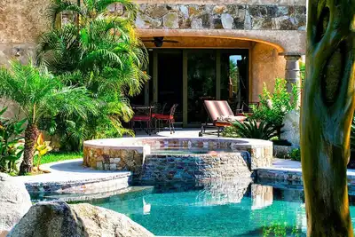 Image de Villa de vacances de luxe avec vue sublime sur l'eau et la montagne à proximité des plages!